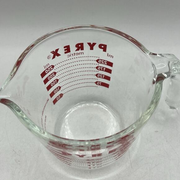 Vintage Pyrex 1 Cup Measuring Cup J Handle Red Lettering Corning USA Glass - Picture 2 of 4